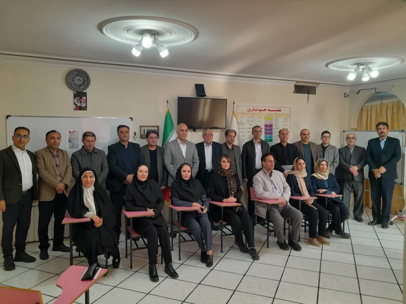  به مناسبت هفته جهانی کارآفرینی، نشست هم اندیشی و تعامل به ریاست "دهقان"، سرپرست معاونت هماهنگی امور اقتصادی استانداری آذربایجان غربی