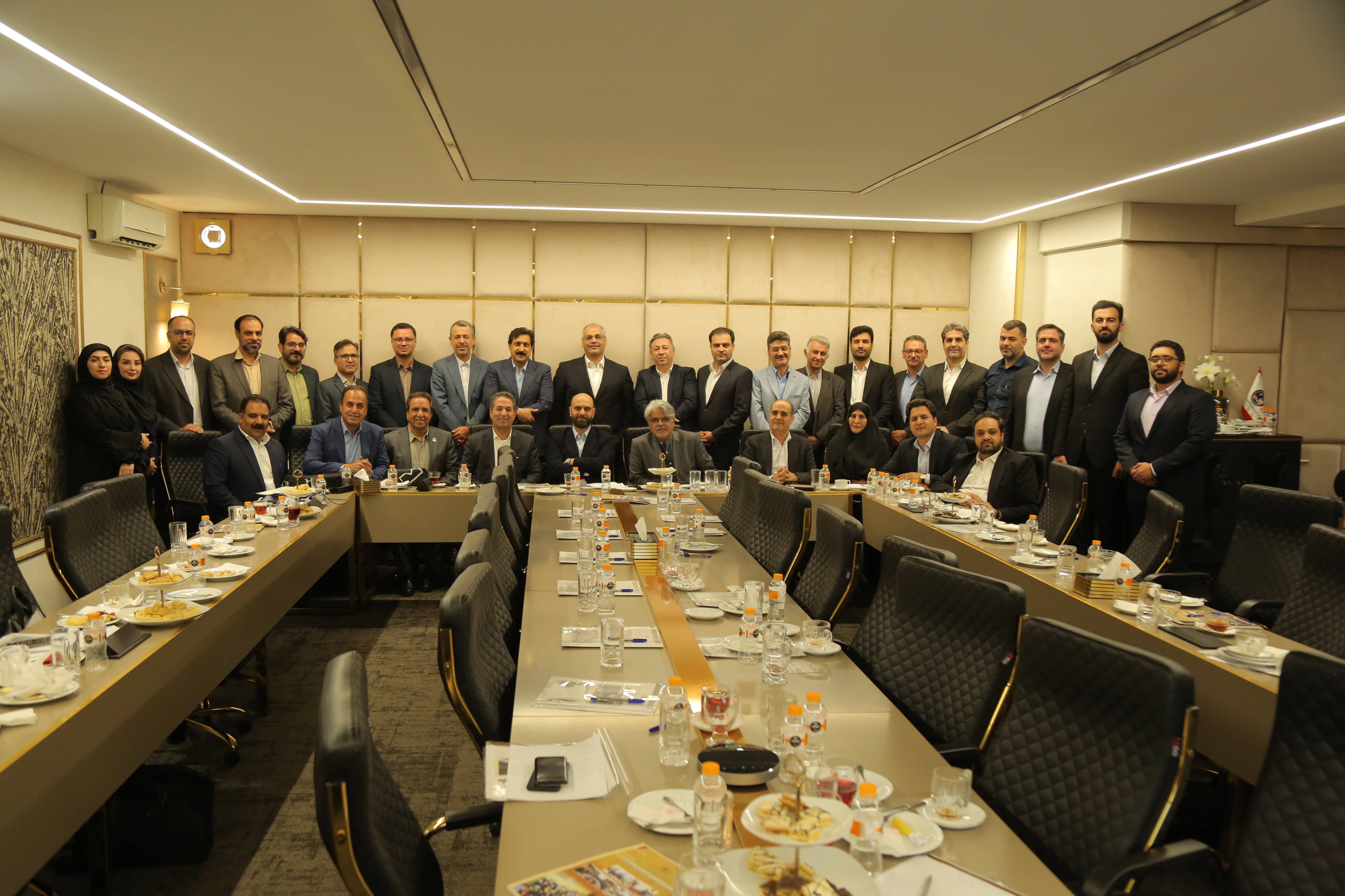 نشست هم‌اندیشی کارآفرینان برتر با حضور معاون وزیر کار برگزار شد: تأکید بر نقش کانون به عنوان بازوی مشورتی دولت