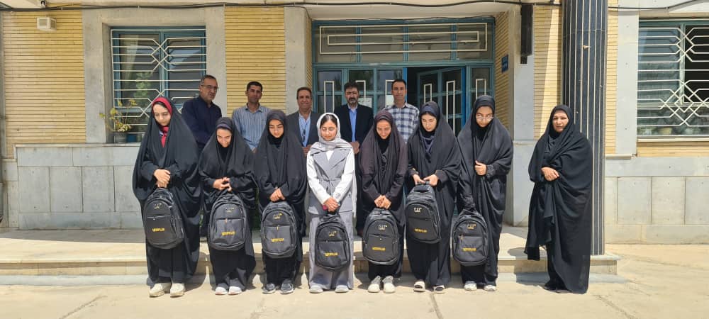 کمک های معیشتی و لوازم التحریر از طرف مجمع خیرین استان چهارمحال و بختیاری به ریاست آقای قربانعلی هاشمی دزکی به بچه های کم درآمد