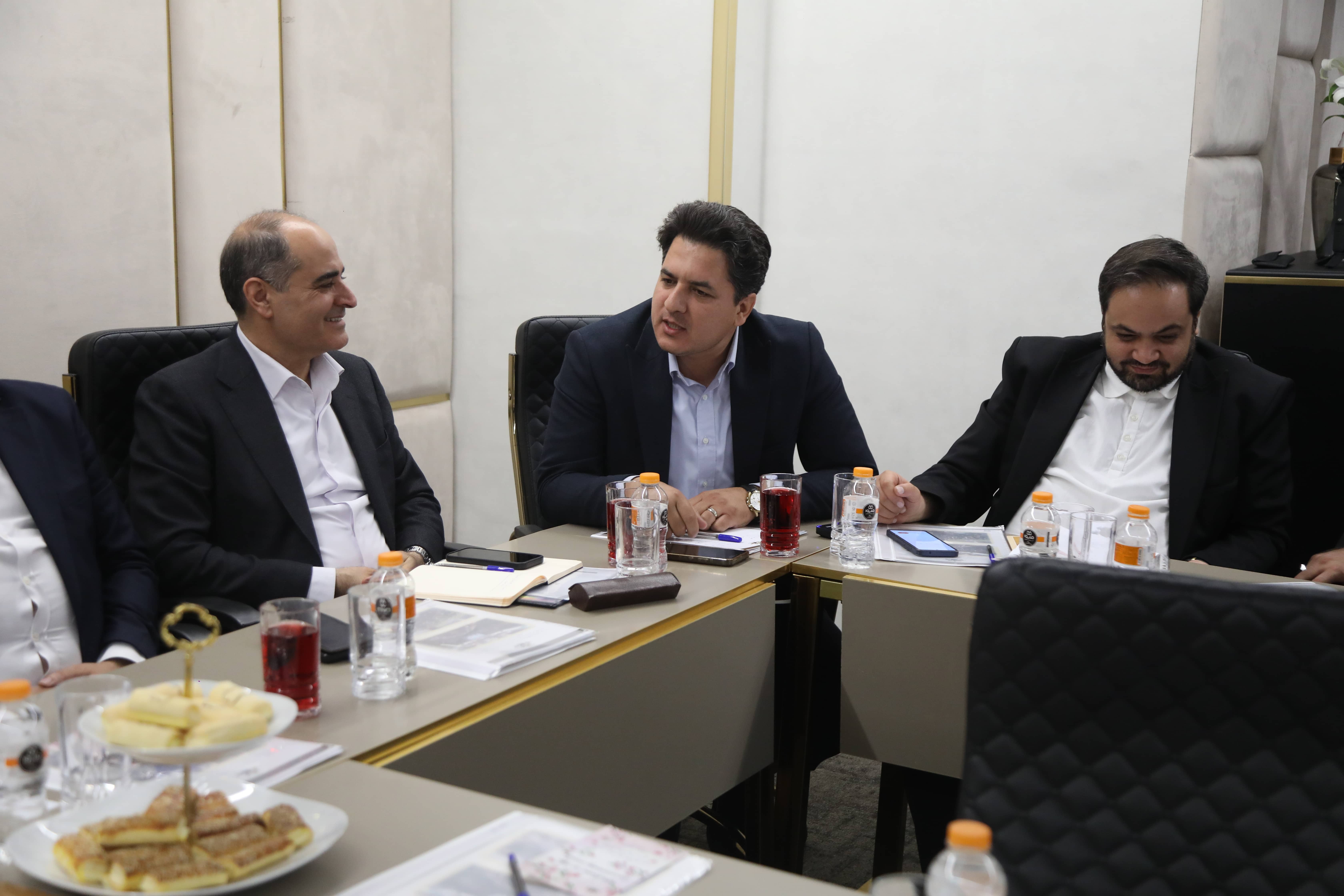 نشست هم‌اندیشی کارآفرینان برتر رسمی با حضور معاون وزیر کار