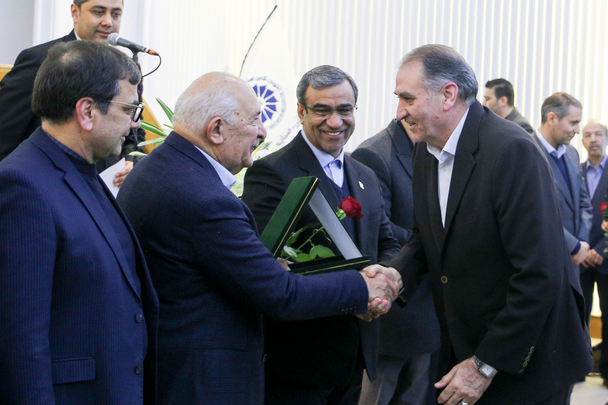 مراسم تجلیل از پدران کارآفرین و پیشکسوت اقتصادی