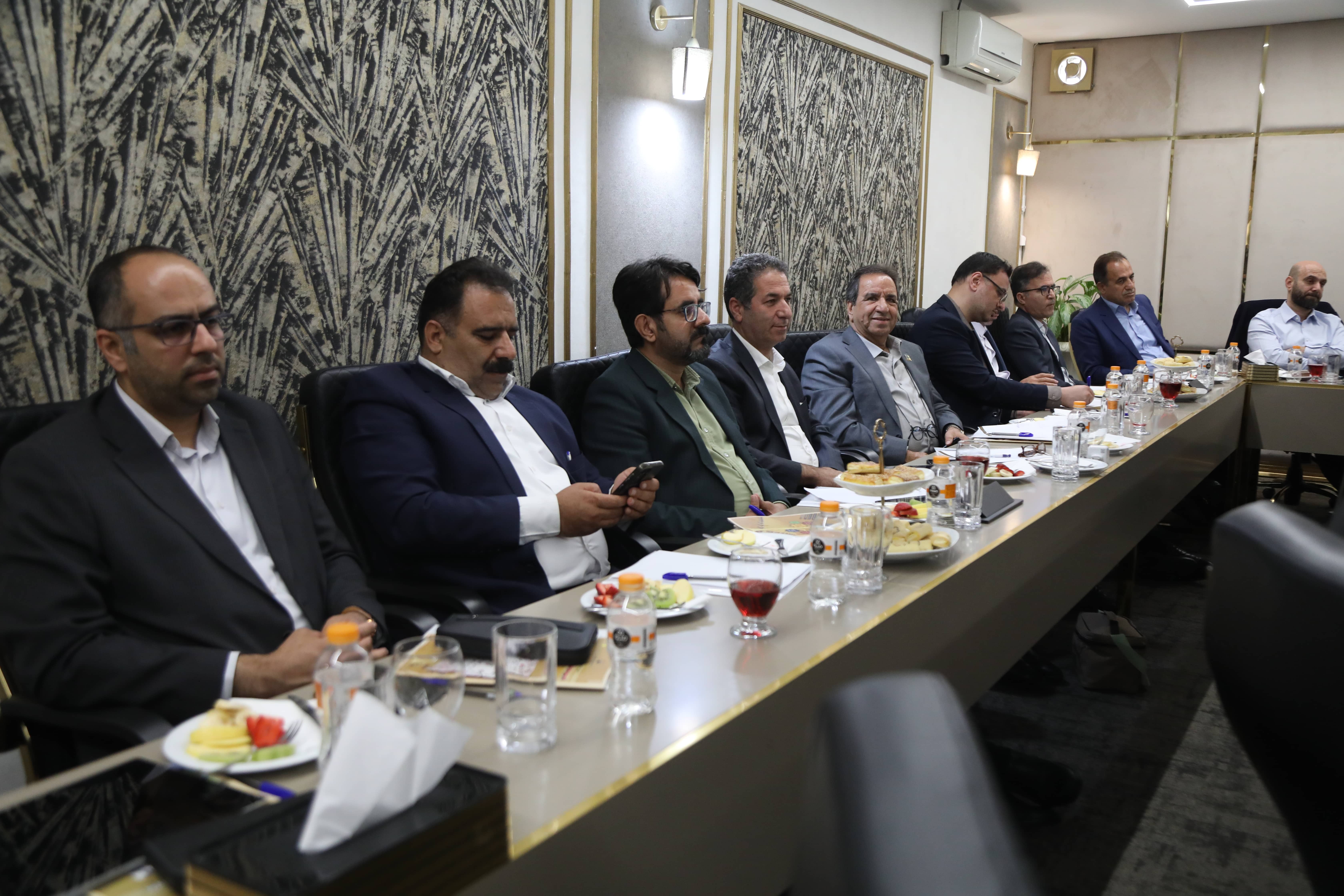 نشست هم‌اندیشی کارآفرینان برتر رسمی با حضور معاون وزیر کار