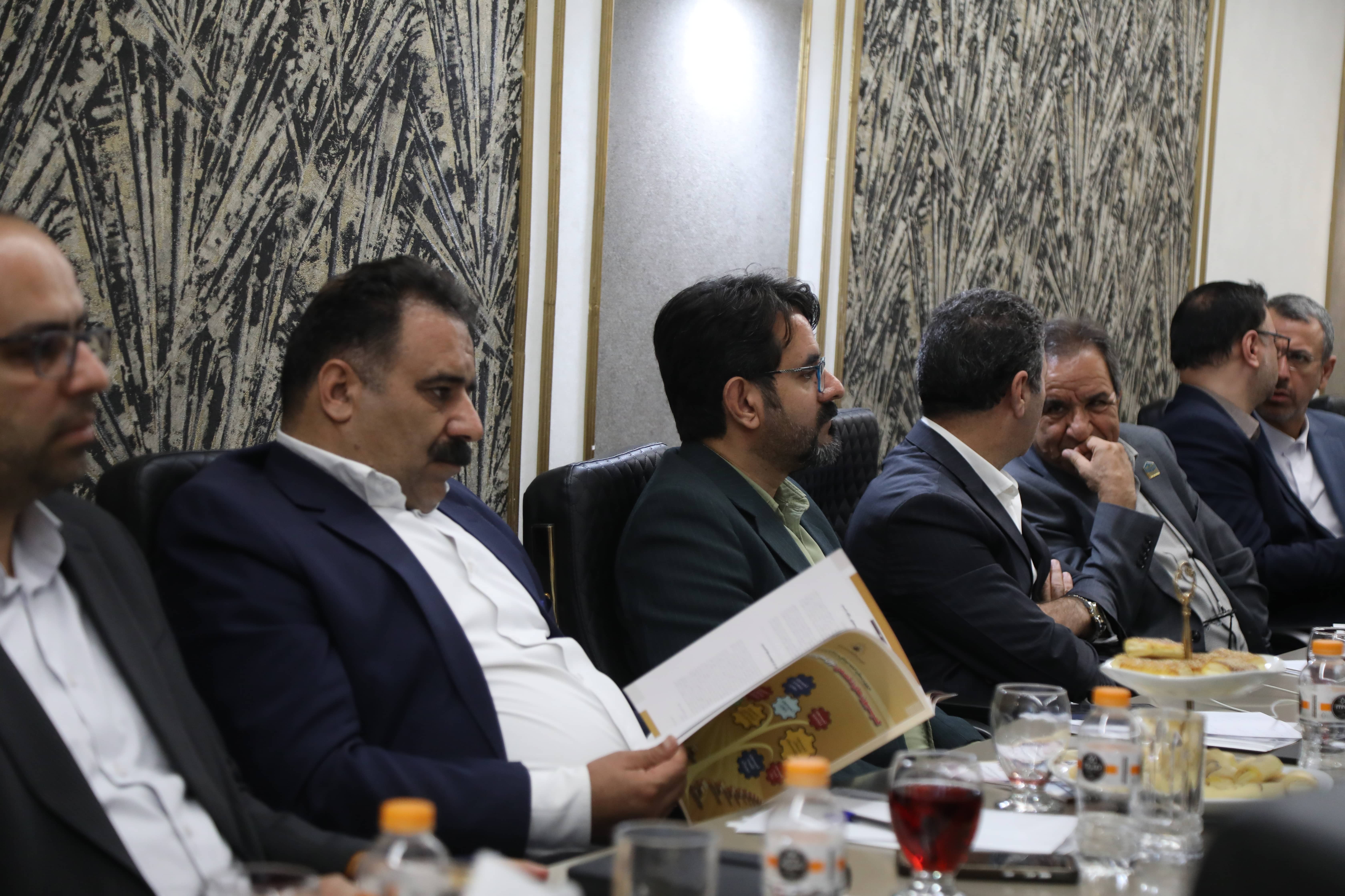 نشست هم‌اندیشی کارآفرینان برتر رسمی با حضور معاون وزیر کار