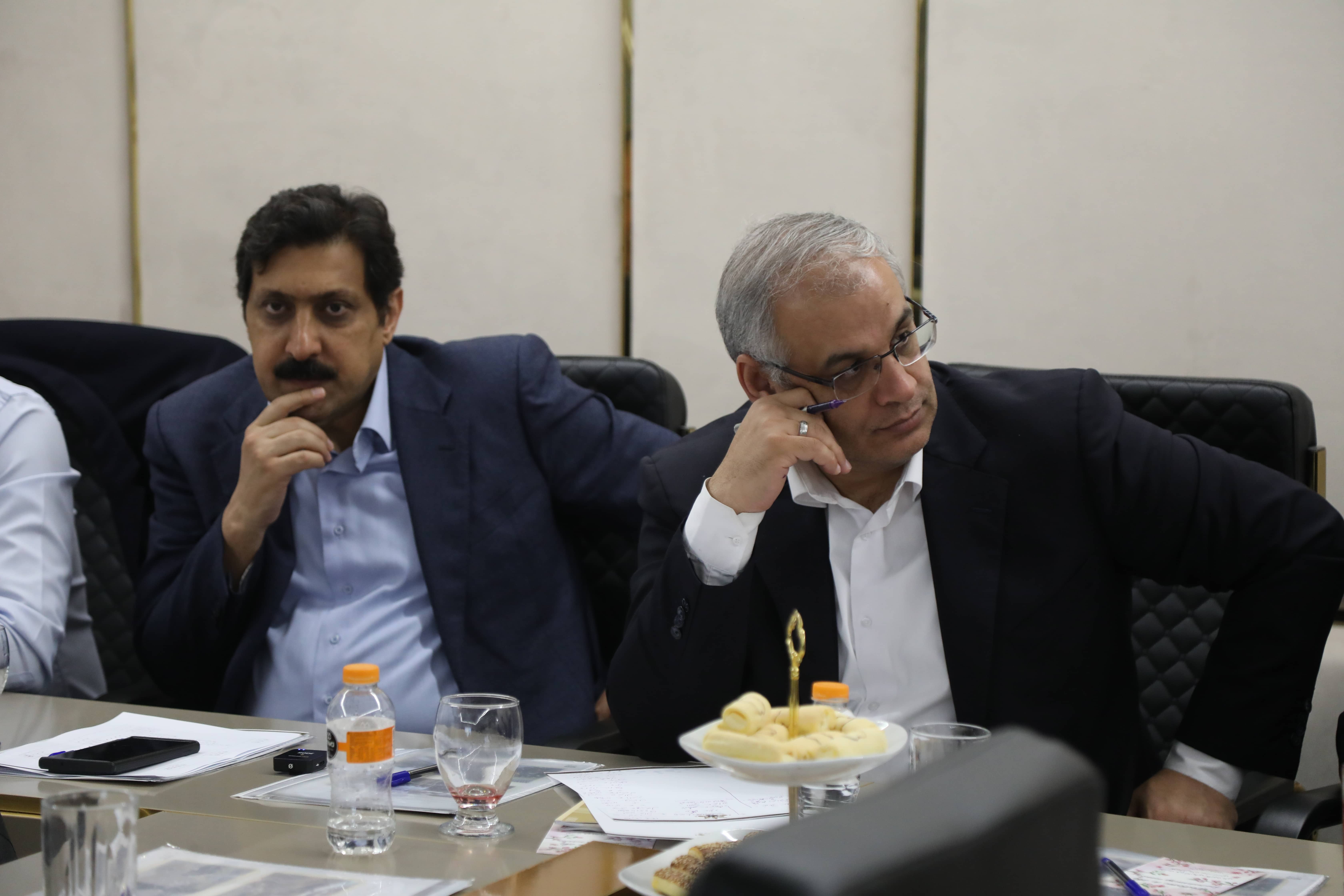 نشست هم‌اندیشی کارآفرینان برتر رسمی با حضور معاون وزیر کار