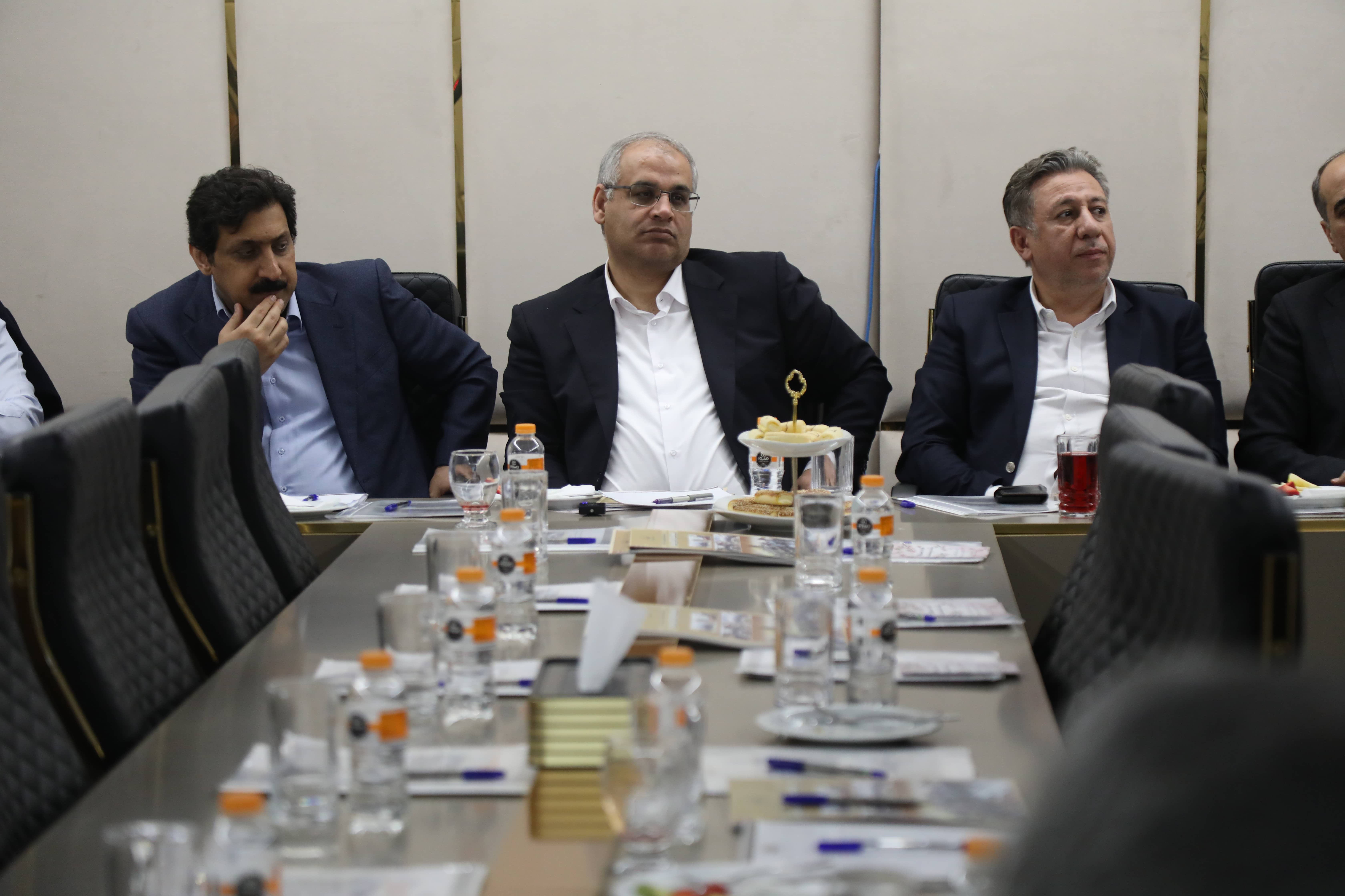 نشست هم‌اندیشی کارآفرینان برتر رسمی با حضور معاون وزیر کار