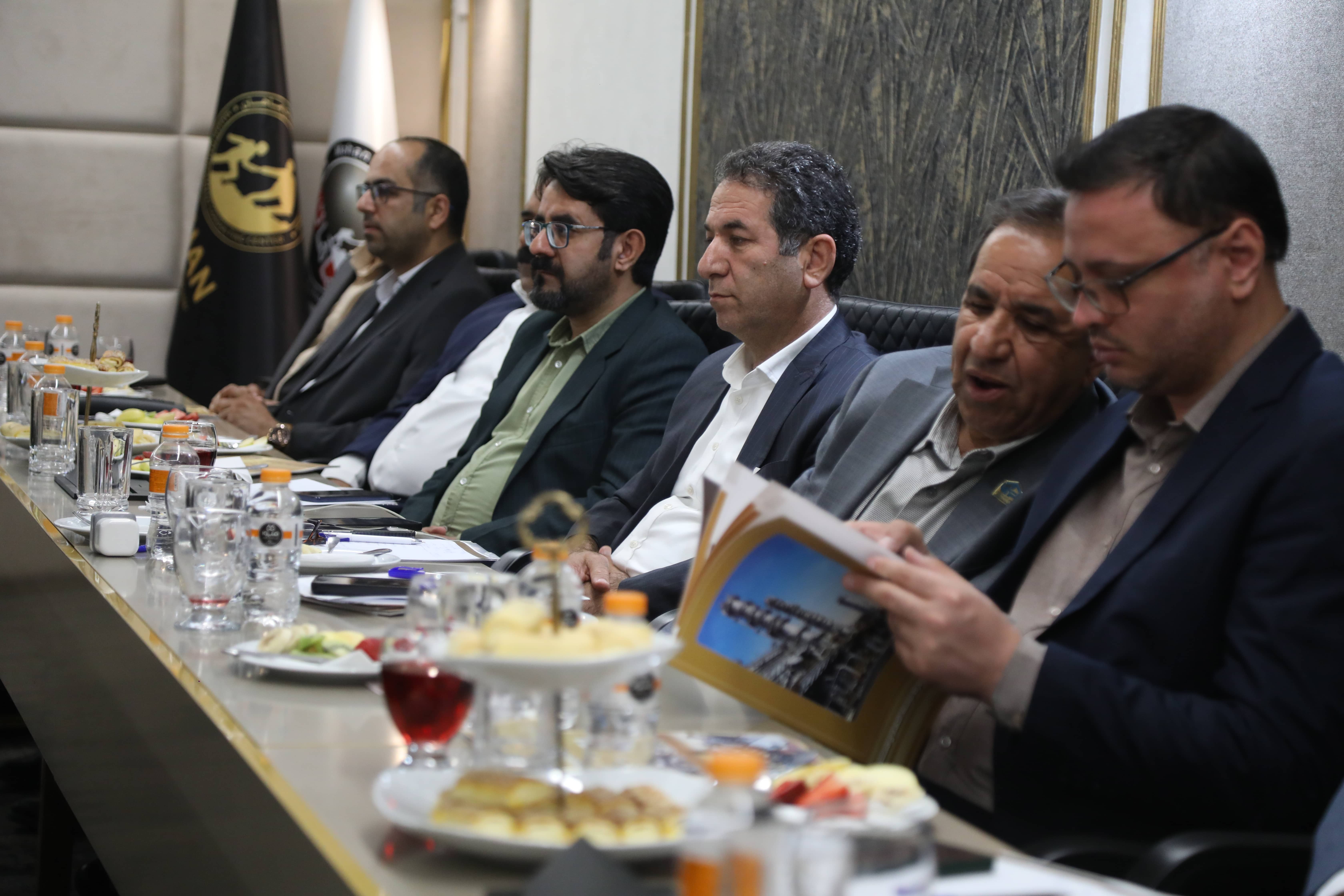 نشست هم‌اندیشی کارآفرینان برتر رسمی با حضور معاون وزیر کار