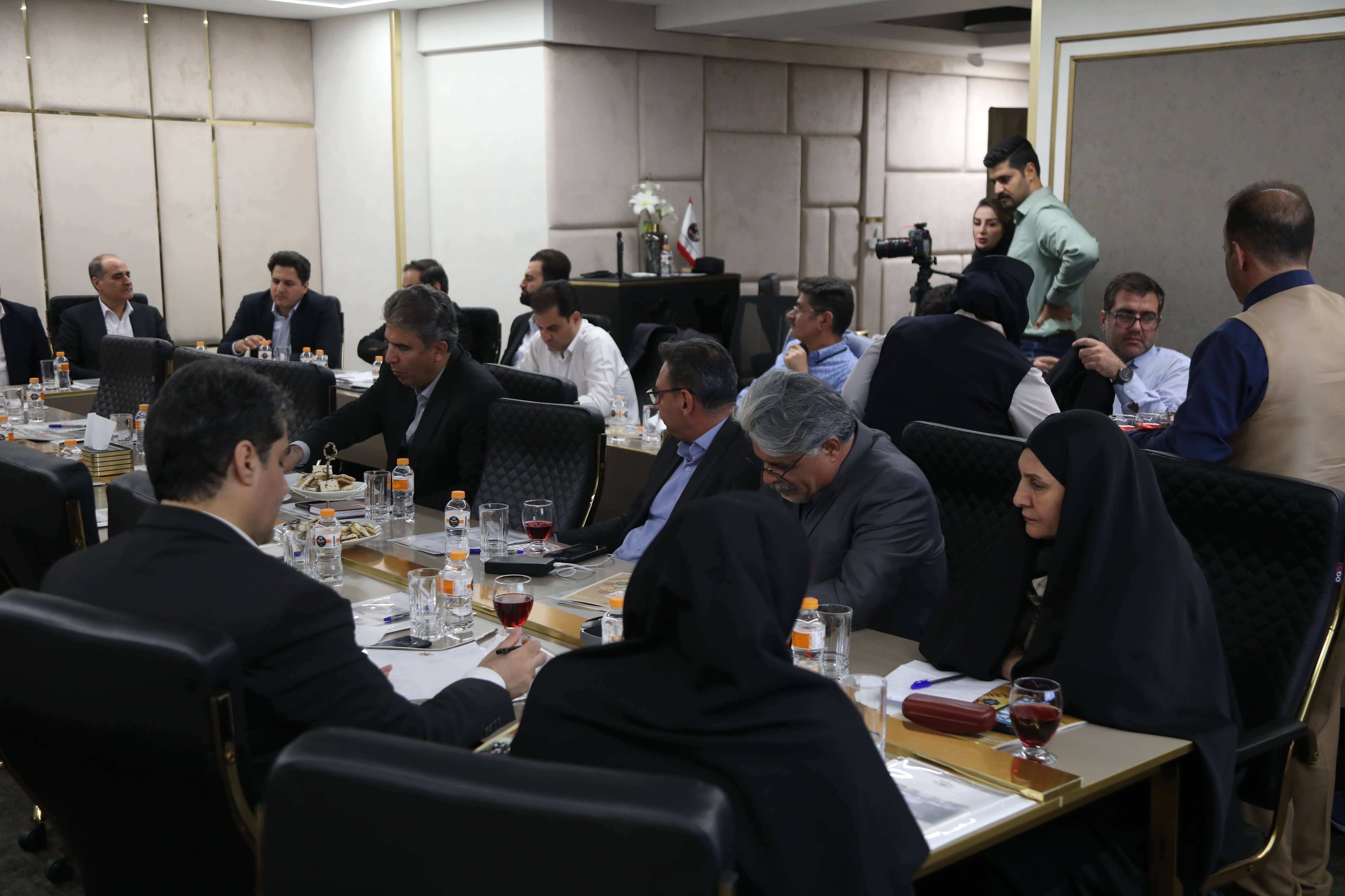 نشست هم‌اندیشی کارآفرینان برتر رسمی با حضور معاون وزیر کار