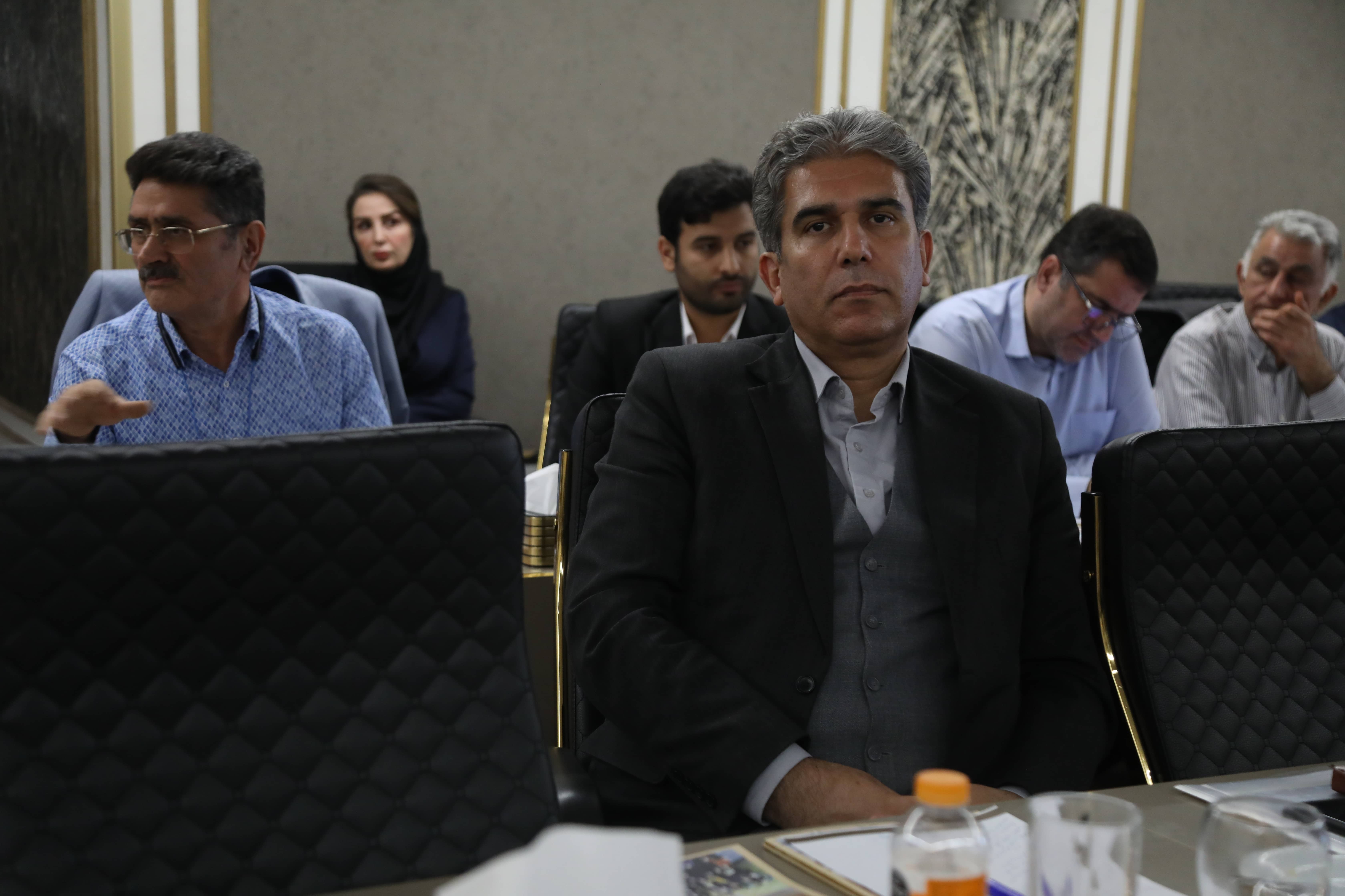 نشست هم‌اندیشی کارآفرینان برتر رسمی با حضور معاون وزیر کار