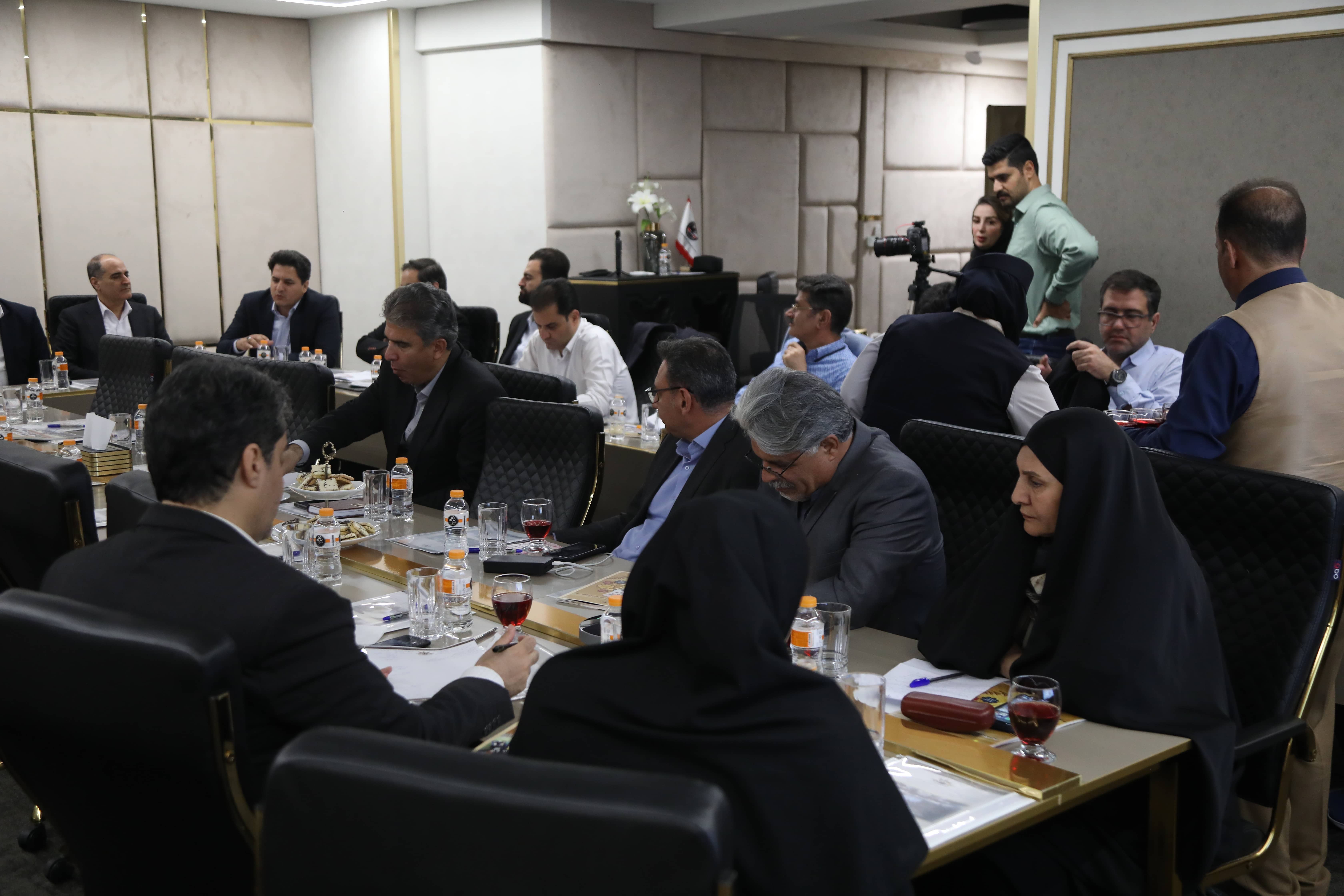 نشست هم‌اندیشی کارآفرینان برتر رسمی با حضور معاون وزیر کار